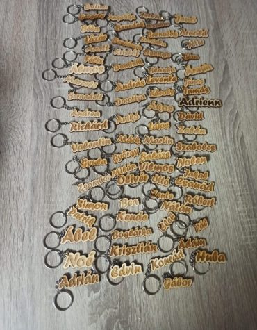 Egyedi gravírozott neves kulcstartó